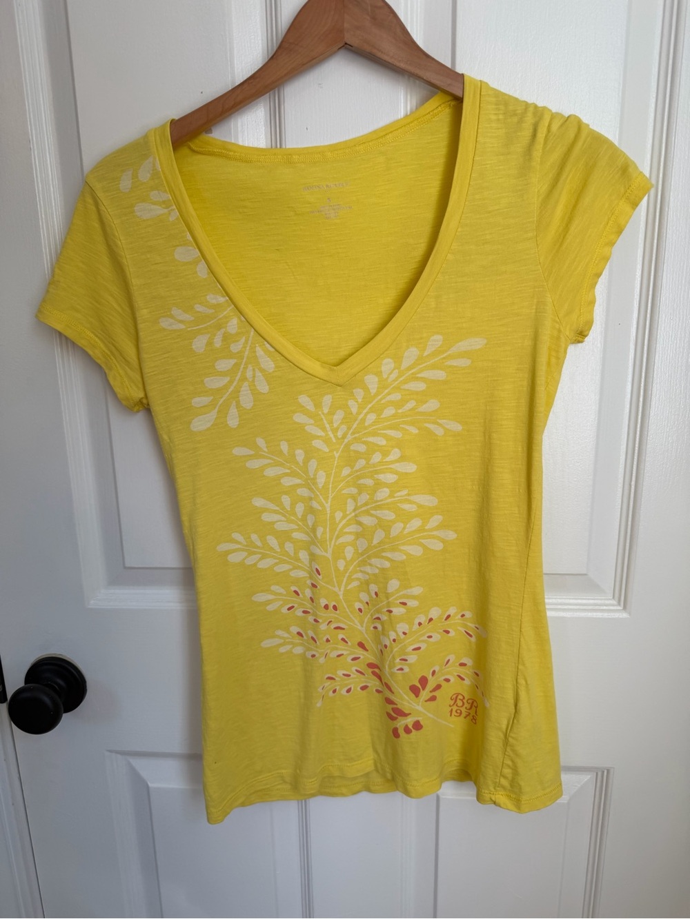 🍂 5/$25 Banana Republic Yellow V-Neck Short Sleeve Tee with White Print
